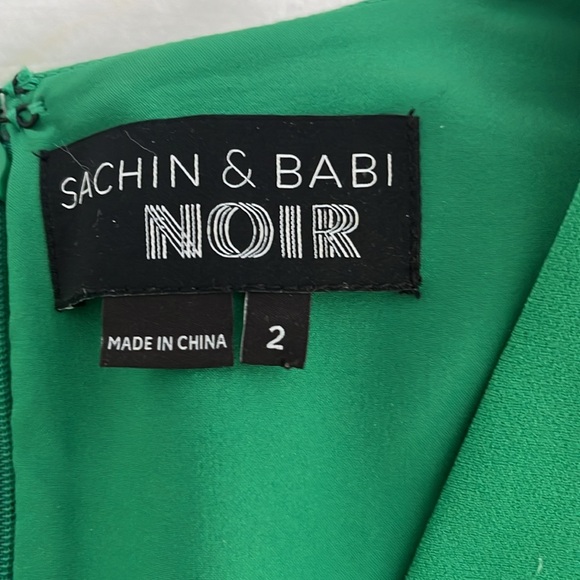 Sachin & Babi size 2 green gown with black velvet sash - Picture 2 of 4